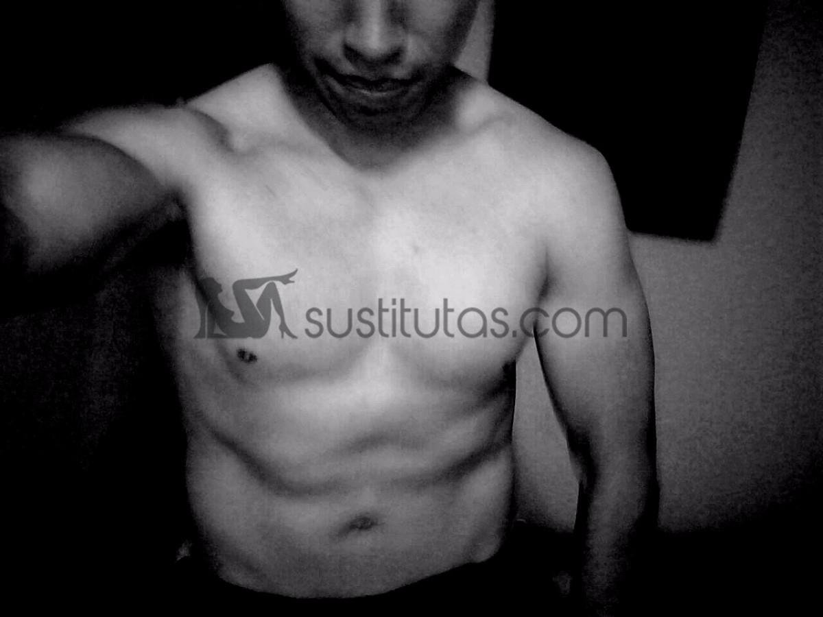Erik - Soy muy limpio, cariñoso, super buena onda, cariñoso, platicador y encantador.