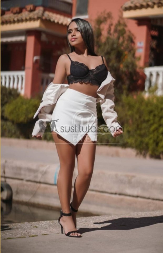 Andrea - Soy Andrea, una jovencita latina muy morbosa y profesional en los servicios que realizo. Soy muy femenina y apasionada.